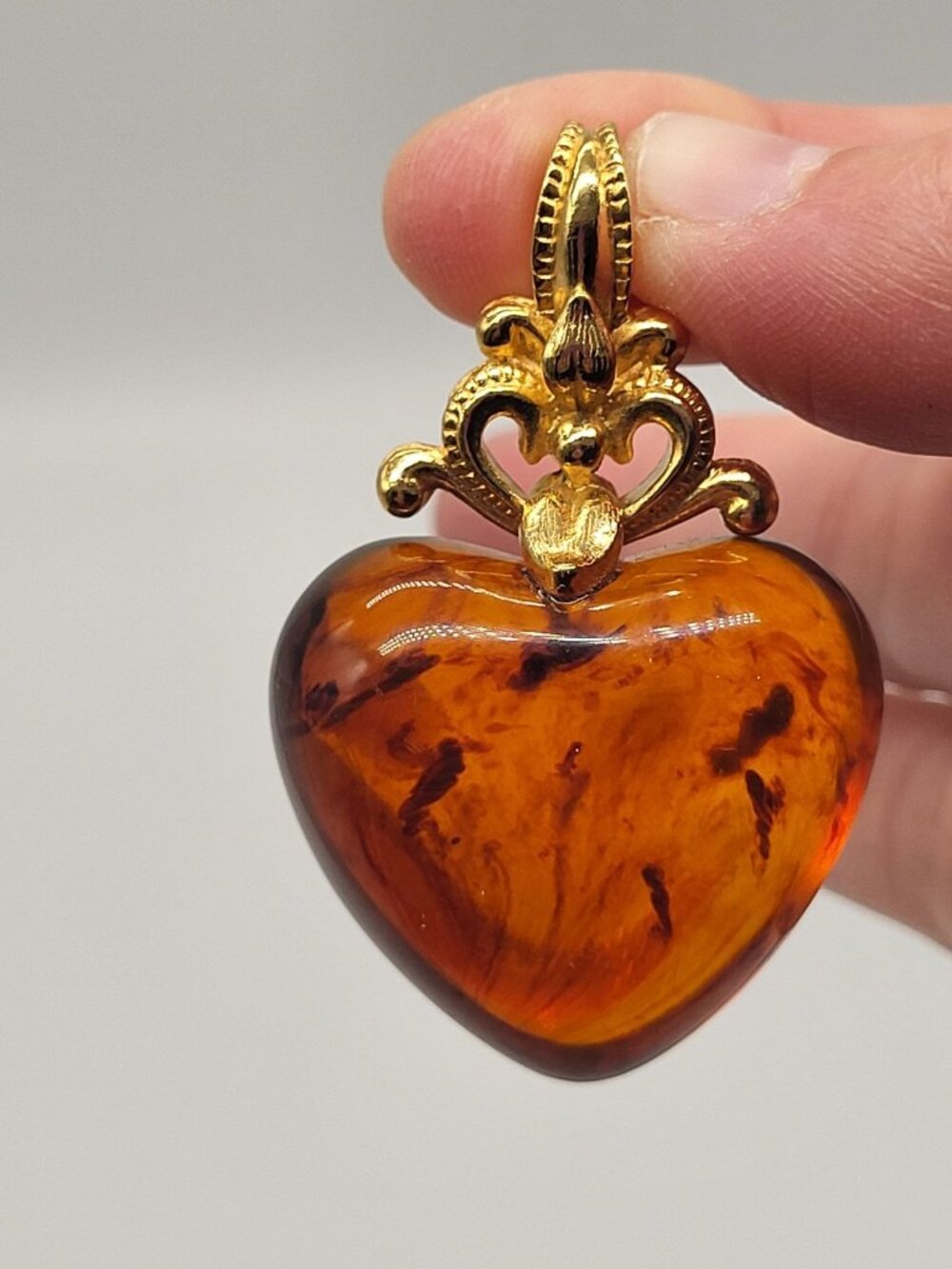 VTG Puffy Tortoise Shell Amber Color SIENNA HEART Pendant Gold Tone Avon - Picture 7 of 7
